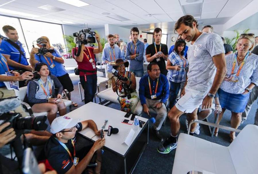  Ed infine, Roger Federer attorniato dai giornalisti alla prima conferenza stampa a Miami, dove sar l&#39;unico vincitore al via. 
